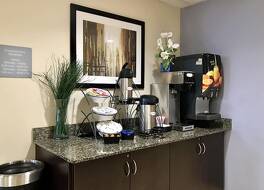 マイクロテル イン & スイーツ バイ ウィンダム エルクハート 写真