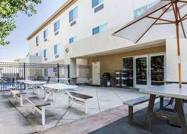 ベイモント イン アンド スイーツ ベーカーズフィールド 写真