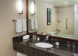 ダブルツリー スイーツ バイ ヒルトン アンド カンファレンス センター シカゴ ダウナーズ グローブ 写真