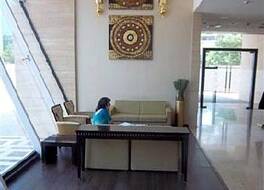 マジェスティック コート サロヴァール ポルティコ ナビ ムンバイ 写真