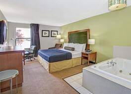 デイズ イン バイ ウィンダム グレート レイクス ネイバル ベース 写真