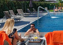 Hotel Aura Prague design and garden pool 写真