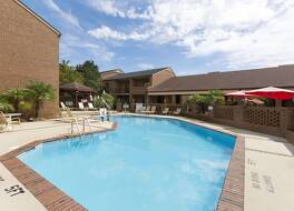 ラマダ バイ ウィンダム ローリー 写真