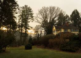 ザ イエロー ハウス オン プロット クリーク ロード 写真