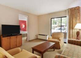 ラマダ バイ ウィンダム ローリー 写真