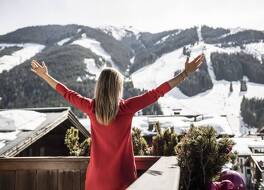 Eva, Village Hotel 写真