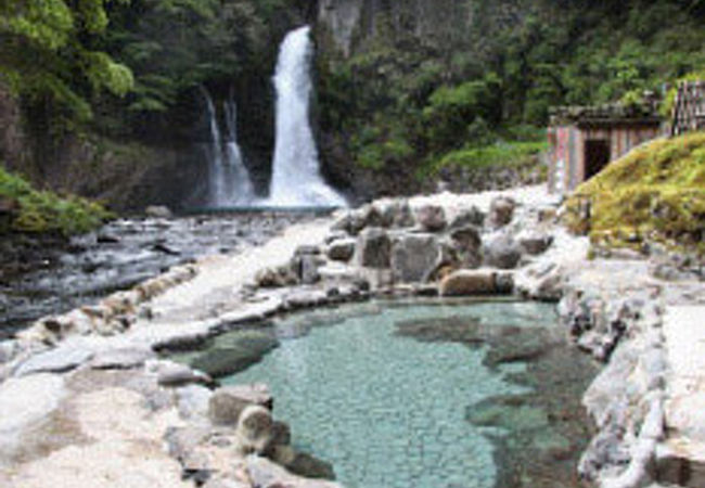 天城荘・大滝温泉　渓流＆大滝を間近に眺め！１０００円で老舗旅館の露天を楽しむ
