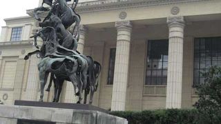 建物が立派なので、散策ついでによってみよう