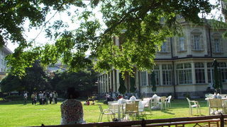 １９９９年に重要文化財に登録。２００３年４月から一般公開が開始された都立旧岩崎邸庭園で１００年の時空を体感した。