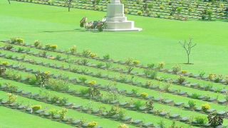 タイ・カンチャナブリの連合軍共同墓地（２００５年１１月１２日）