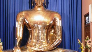 タイ・バンコクのワット・トライミット（２００５年１１月２６日）