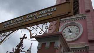 ビンク色の教会『タンディン教会』