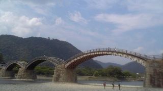 錦帯橋を渡るには往復で３００円の入橋料