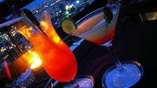61階、オープンエアーのバーからの目がくらむ夜景