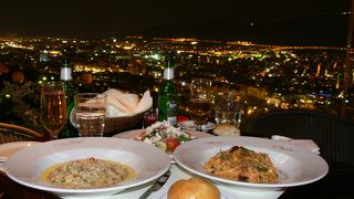アクロポリスの夜景を眺めながらのロマンティク・ディナーを