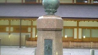 靖国神社の鳩魂塔