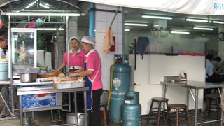 ラーン・ガイトン：ご存知ピンクのカオマンガイ