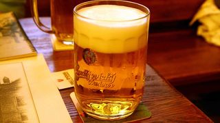 プラハの老舗ビアホールその２　ウ・メドヴィードクーでブドヴァイザー・ブドヴァルが飲めます。