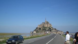 真っ青な空の下、モンサンミッシェルにて