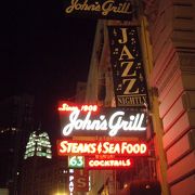 これぞアメリカンステーキハウス！『John's Grill』