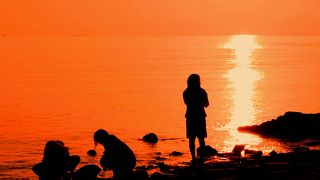 きっと忘れない―　朝日に照らされる渚　打ち寄せる波