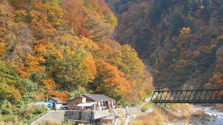 紅葉に包まれる秘湯の宿