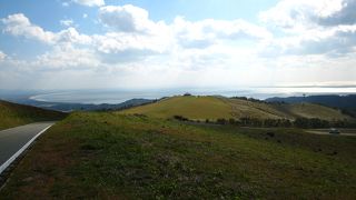 山から海岸線が見渡せる