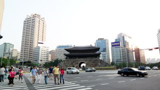 韓国の国宝第1号の南大門の近くには市場もあって韓国らしさを味わえます