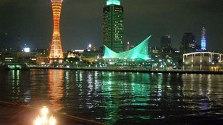 カラフルな大観覧車が回る夜のモザイクは夜が一番