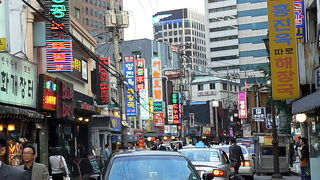 夜になるとチョッと怪しい感じのお店もあります