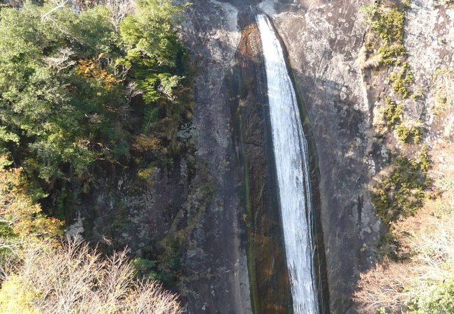 日本の滝百選の中でもトップクラス