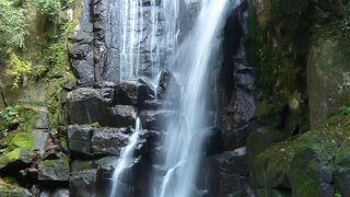 優雅で美しい日本の滝百選「桑の木の滝」