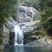 県道からすぐのところに美しい滝