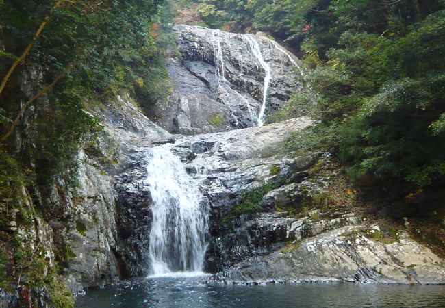 県道からすぐのところに美しい滝