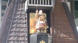 １２時にカラクリ人形が出ます。