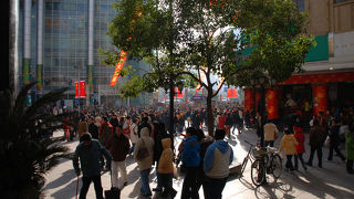 大混雑の南京東路歩くのが辛い
