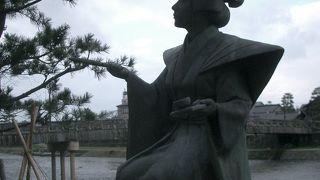 水が出ます。よく見てください。