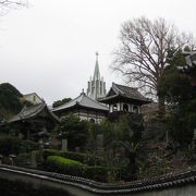 教会とお寺のある風景
