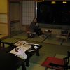 路面電車が前を通る宿
