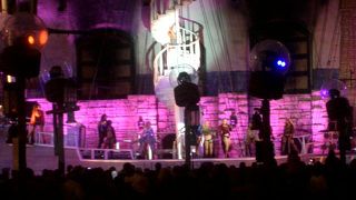 橋の上の最上席をとるべし。