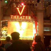 'V' Theater で Ultimate Variety Show をやっています。