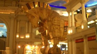 F.A.O.Schwarz がForum Shops にあります。