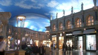 Longchamp はForum Shops にあります。