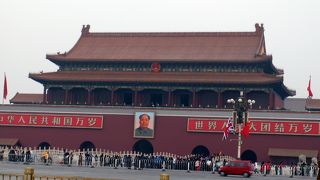 天安門に登楼し、故毛沢東主席による建国宣言の気分を味わおう