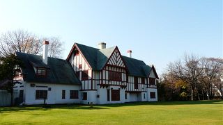 洋風の建物と庭に・・・