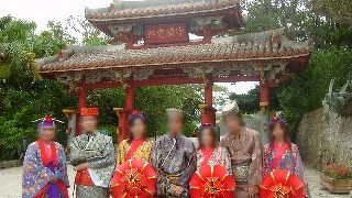 首里城跡で民族衣装紅型を着る。