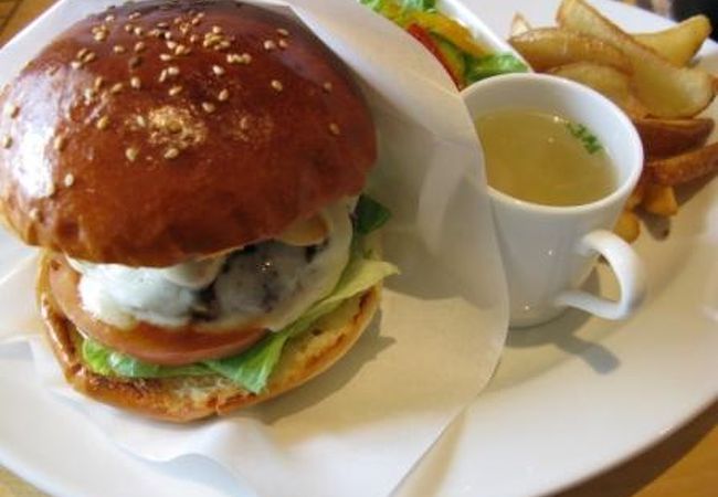 バーガー充実のカフェ