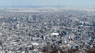 もいわ山展望台からは北の大都会札幌の街並みが一望の下