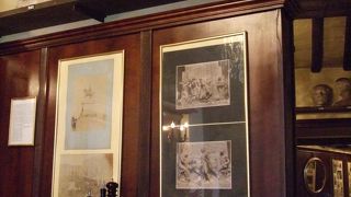 美術品にかこまれて食事ができます