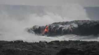 ハワイ島カラパナ地区では今、海に流れ込む溶岩流を見ることが出来る！(２００８年3月)